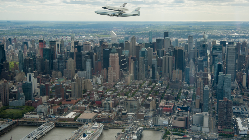 Illustration for article titled The Best Photos of the Space Shuttle Flying Over New York City